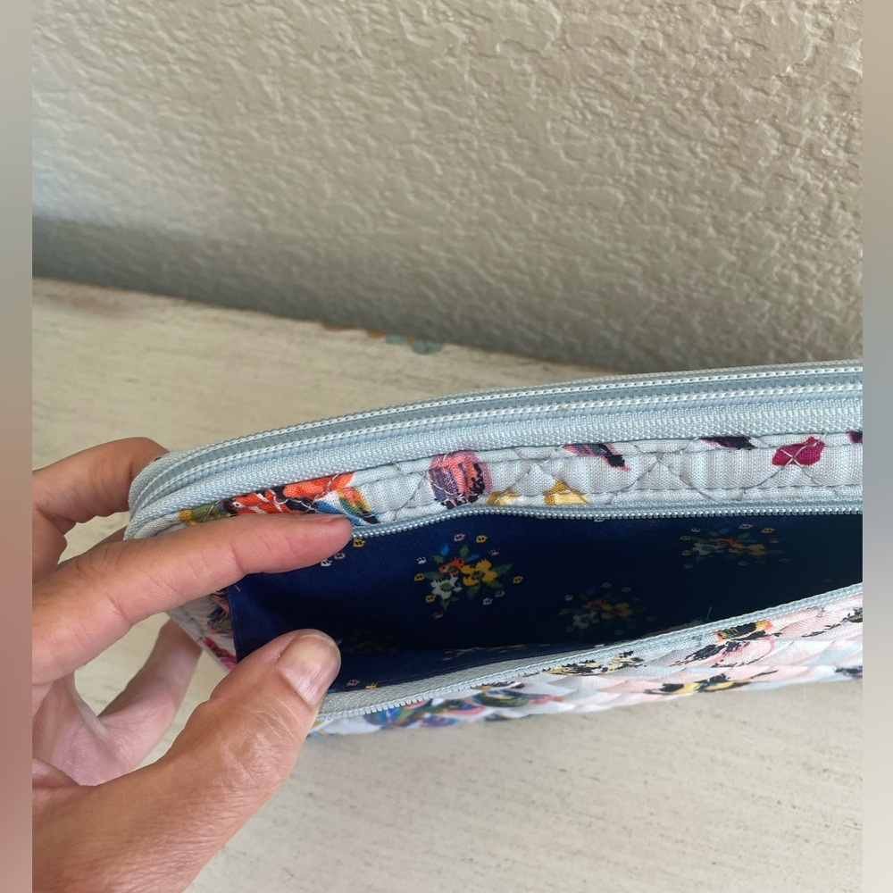 VERA BRADLEY RFID DELUXE TRAVEL WALLET NWT - Picture 2 of 5